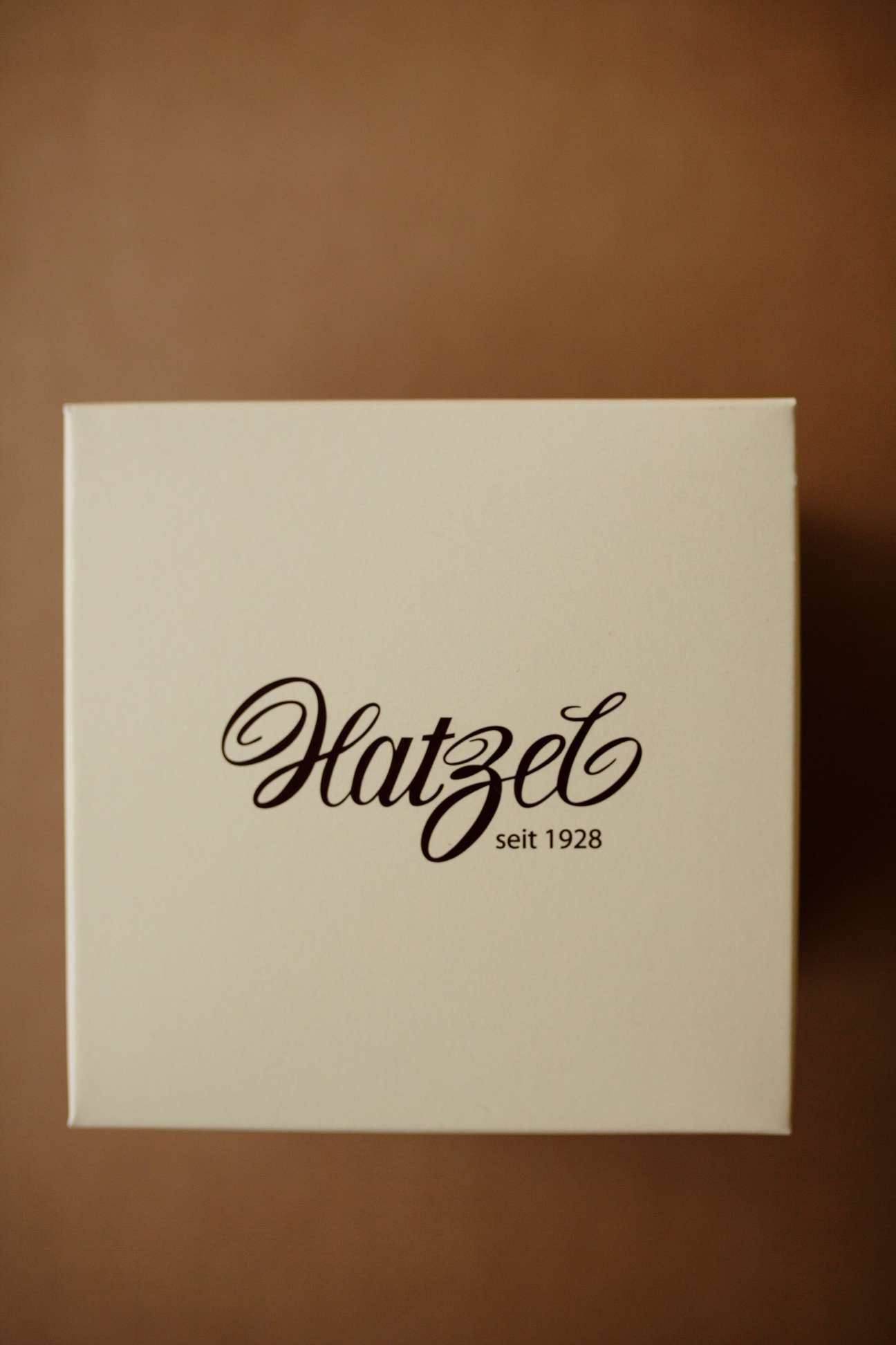 Hatzel gingerbread box with cursive logo and "seit 1928" text on cream background