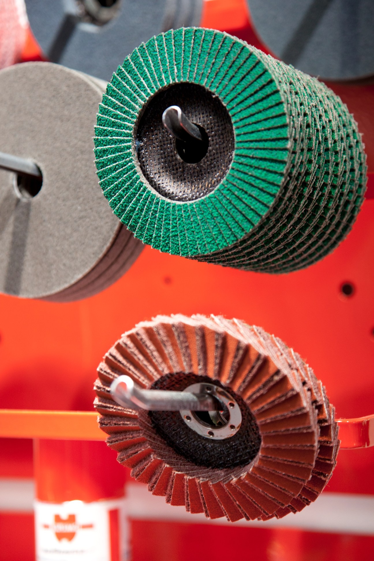 Würth abrasive discs for grinding machines displayed on red surface.