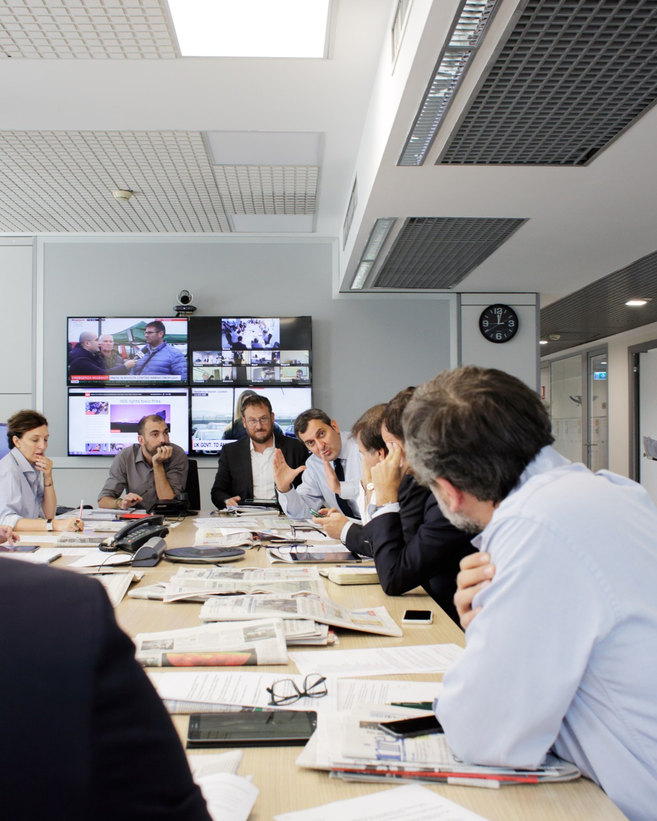 Mario Calabresi leads a morning meeting with La Repubblica section editors around a conference table.