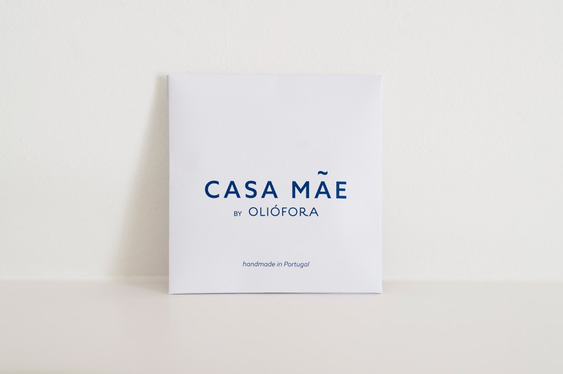 White box branded Casa Mãe by Oliófora with blue text reading 'handmade in Portugal'.