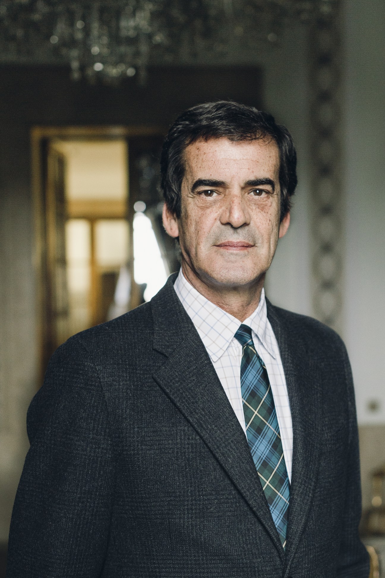 Portrait of Rui Moreira, mayor of Porto, in a dark blazer and tartan tie.