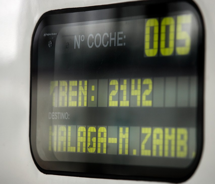 Digital train display showing car number 005, departure time 21:42, and destination Málaga.