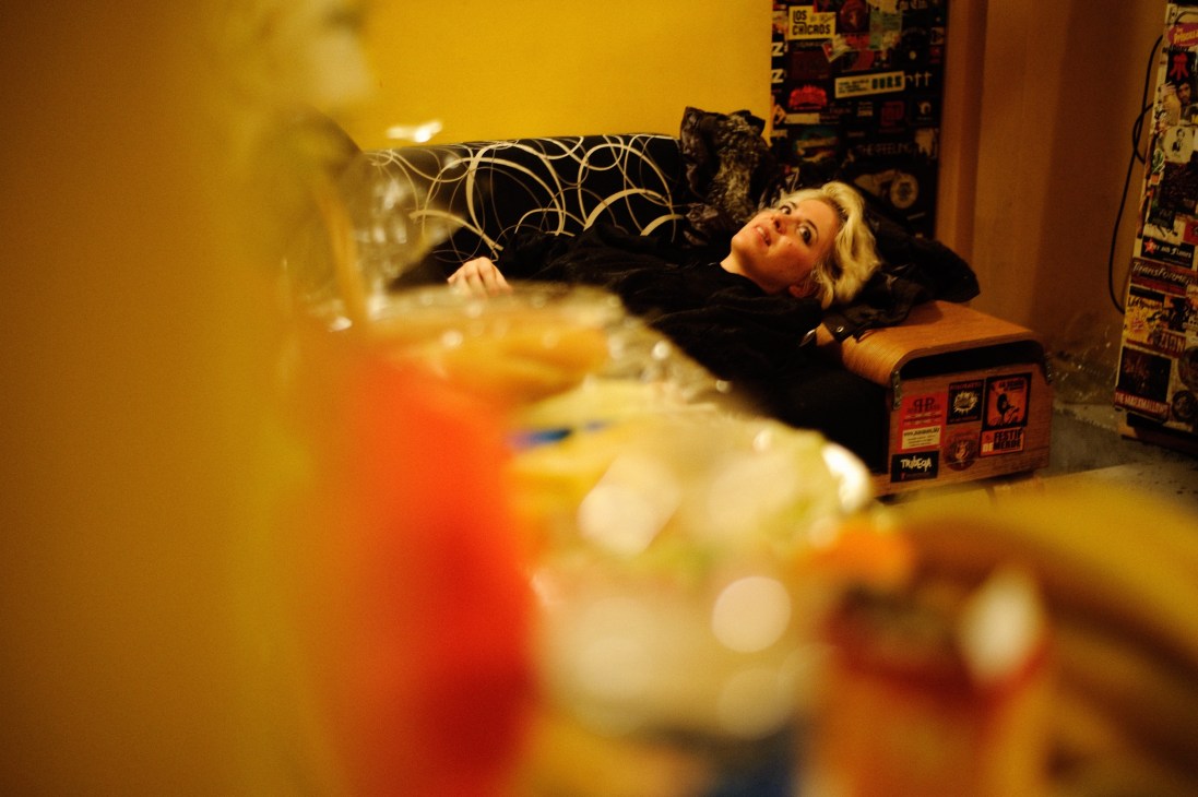 Frida Hyvönen relaxing backstage on a patterned couch after her performance at La Maroquinerie.