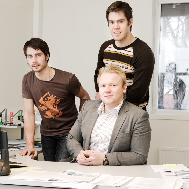 Three Aptomar founders pose in an office: Jonas Aamodt Moræus, Lars André Solberg and Håkon Skjelten.