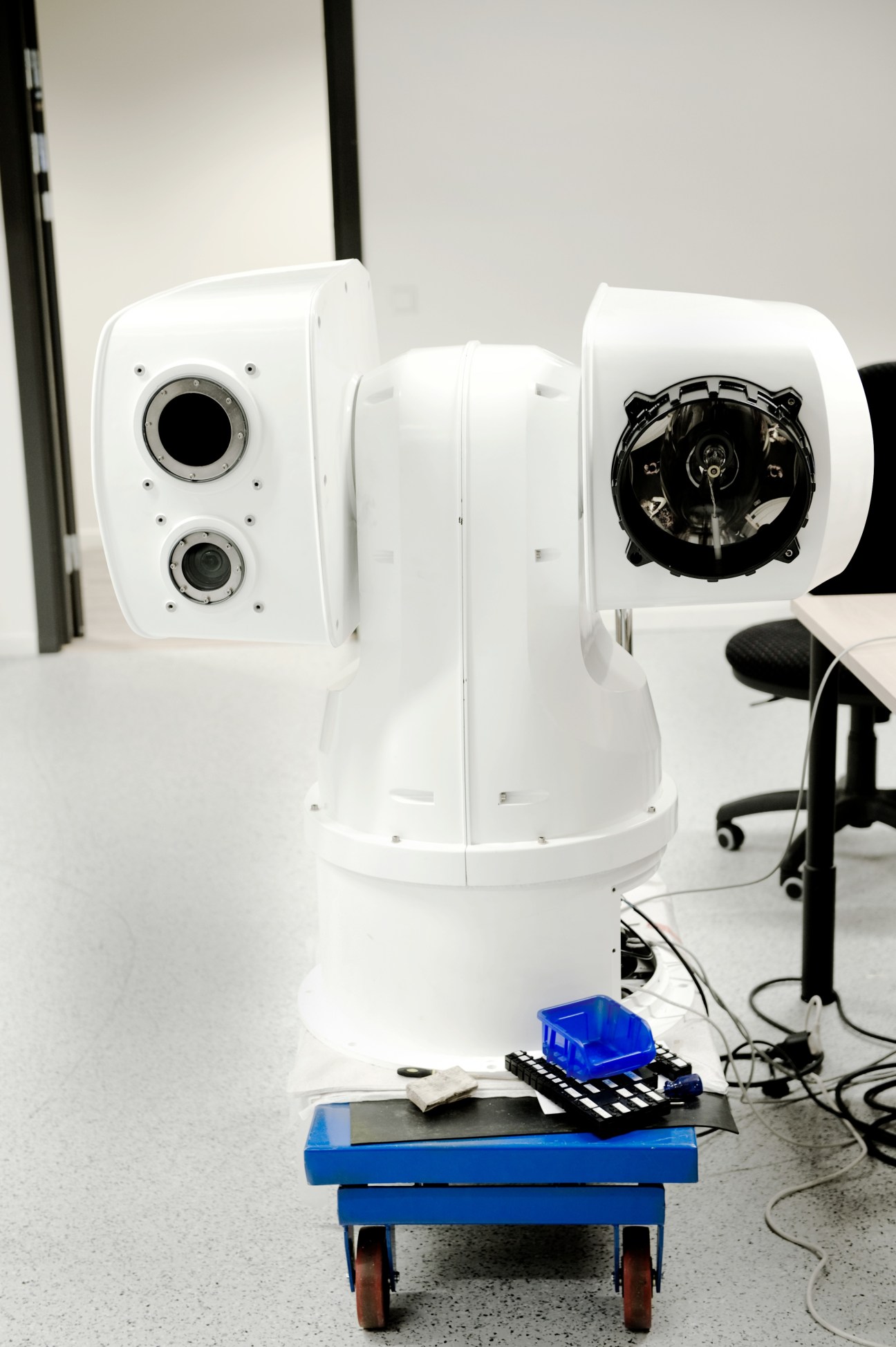 Aptomar's white SECurus maritime sensor equipment with cameras and infrared technology mounted on a stand.