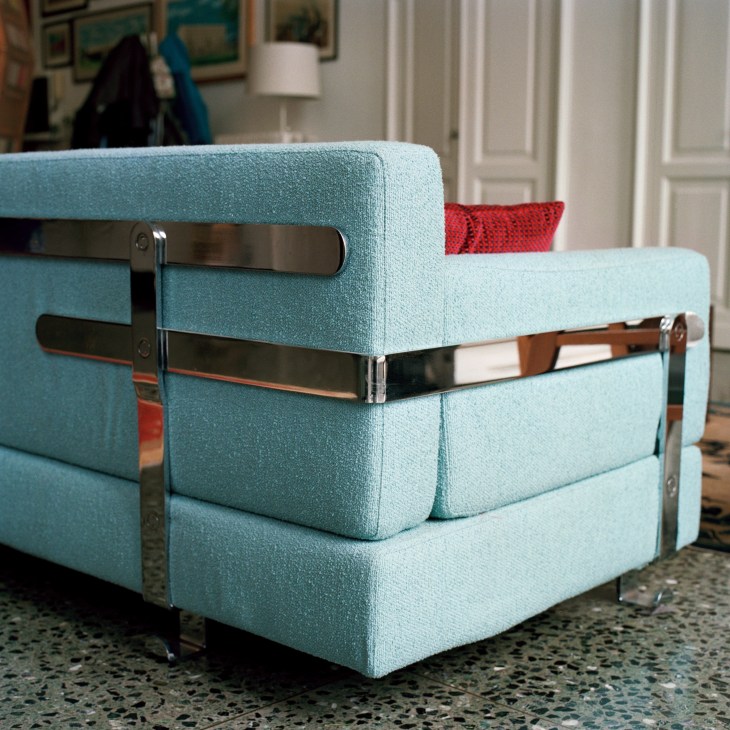 Fasce Cromate sofa with chrome metal frame and light blue upholstered cushions.