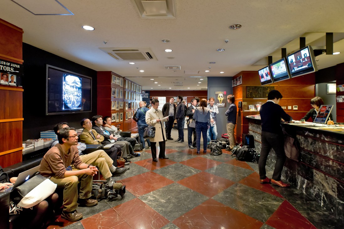 Japanese journalists seated and standing in the Foreign Correspondents' Club of Japan waiting for a Q&A with Tokyo governor Yoichi Masuzoe.
