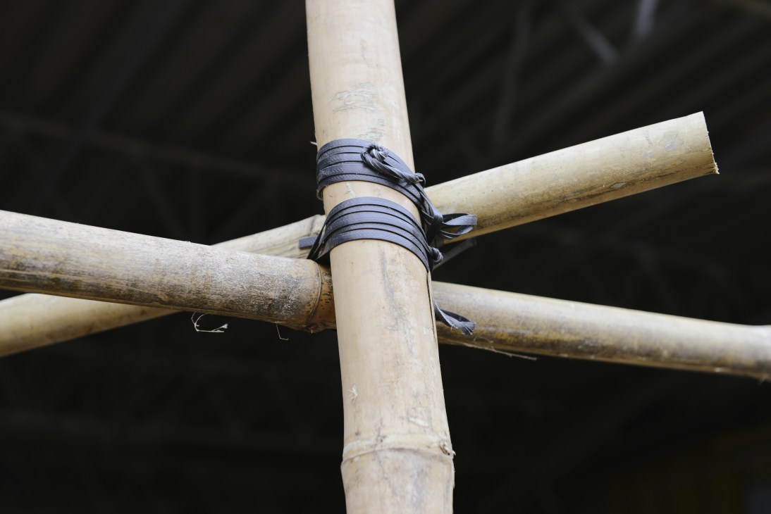 Close-up of a 'mit zai' knot tying bamboo poles together with nylon strips.