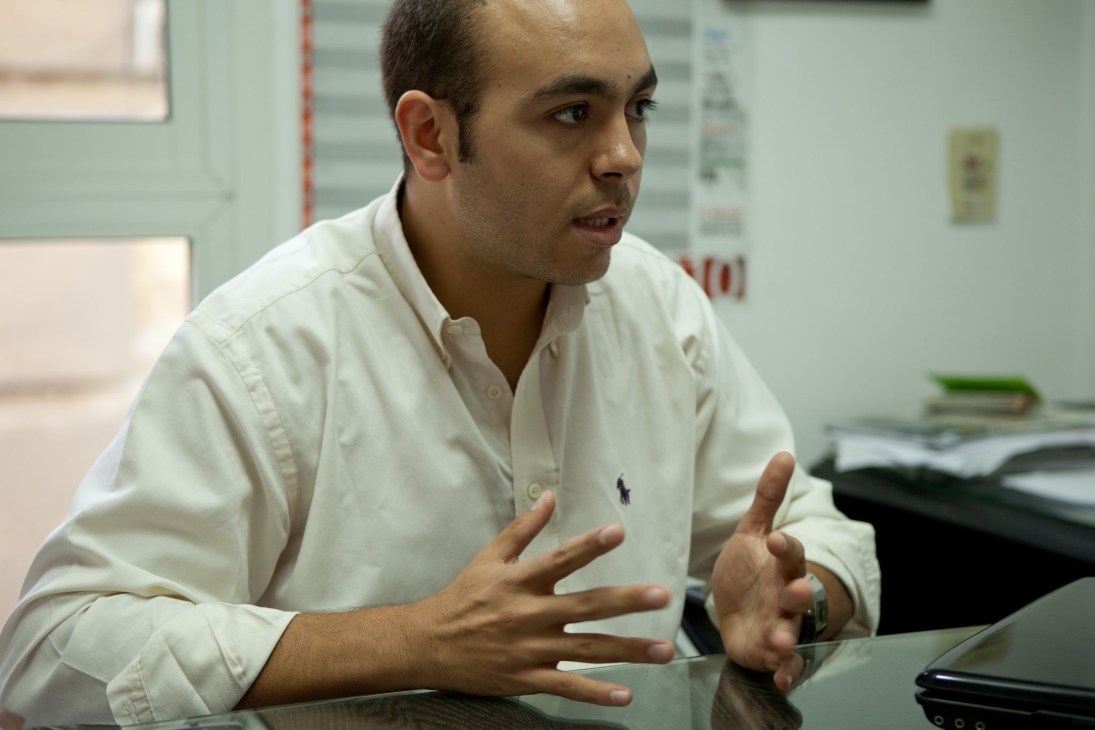 Gamal El-Din Sadek, founder of Bey2ollak traffic app, speaking in an office setting
