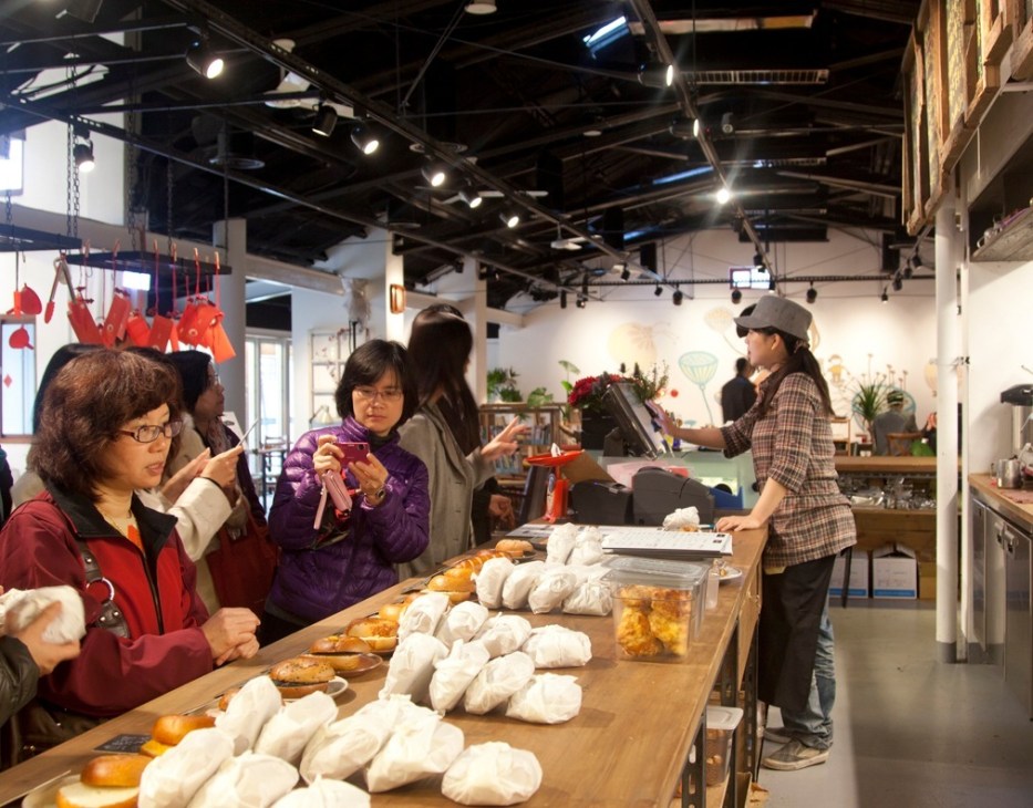 Customers sampling freshly made bagels at Good Cho's counter in Taipei