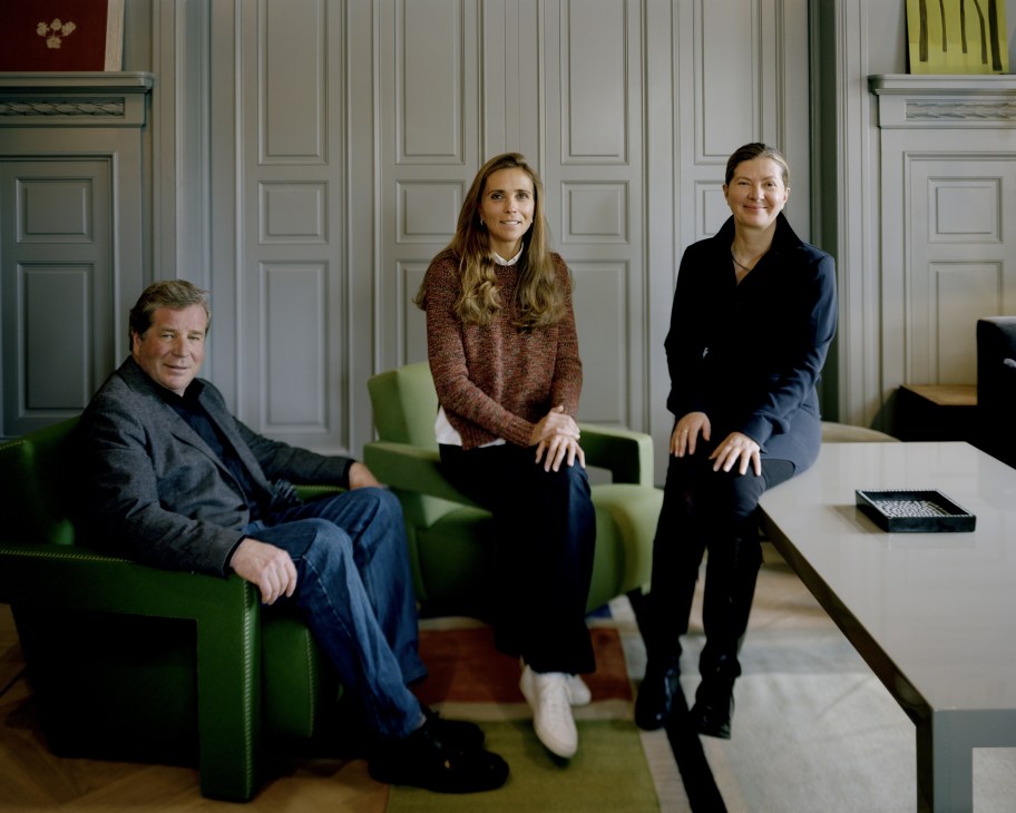 Anders Landström, Jeanette Mix and Ilse Crawford sitting in green chairs in an elegant white-panelled room.