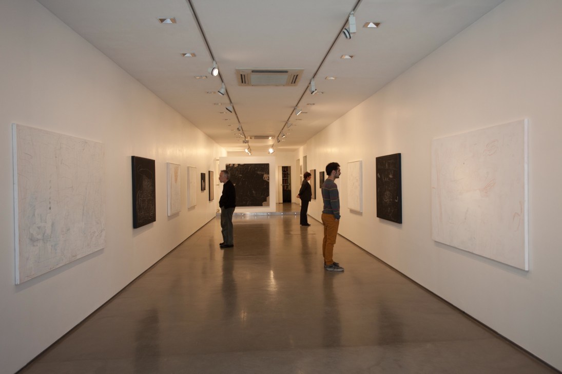 Gallery visitors viewing an exhibition of artworks by Fidel Sclavo at Galería Jorge Mara – La Ruche in Buenos Aires.