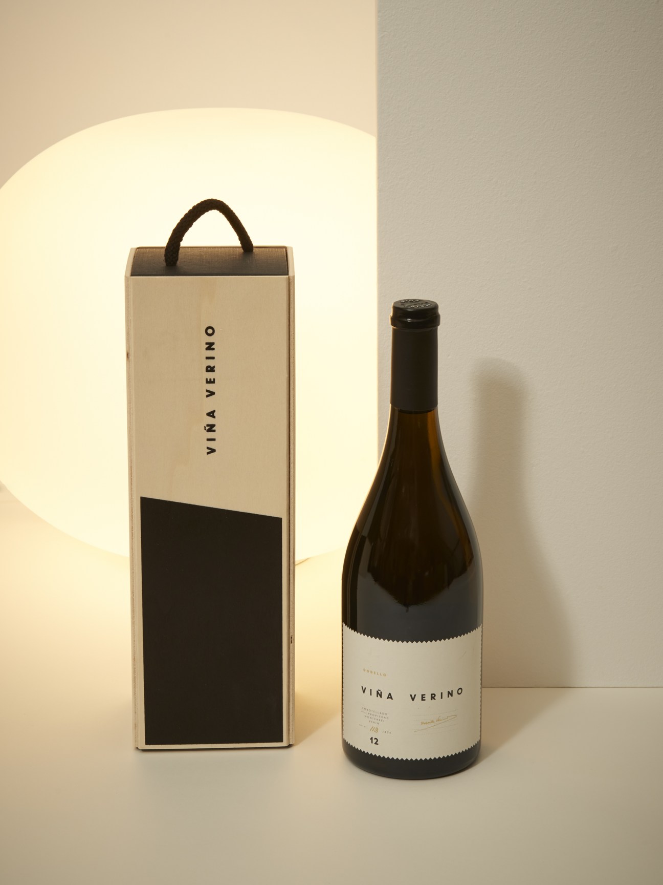 Viña Verino wine bottle with wooden carry case featuring minimalist design and black handle.