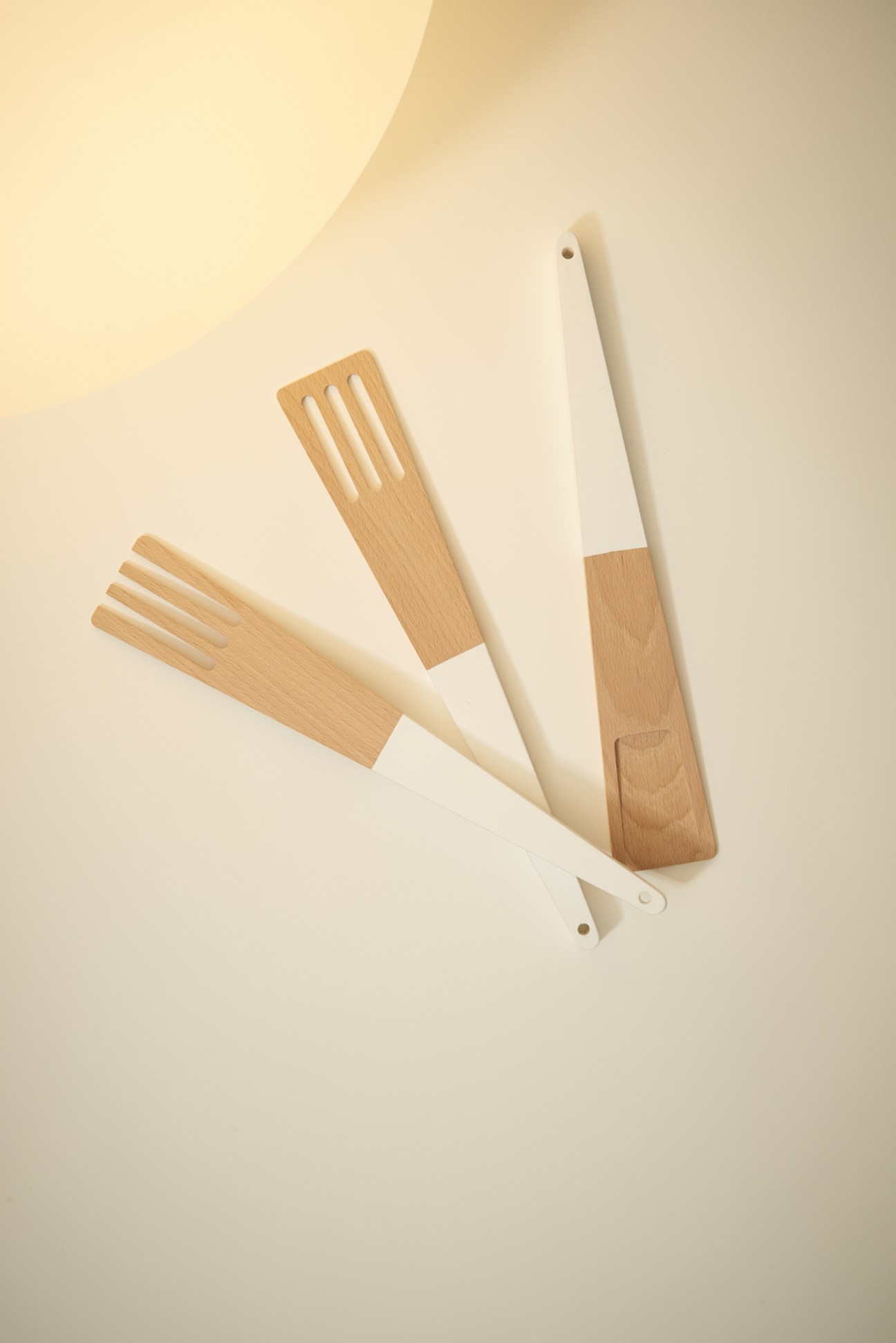 Raskl Cato server set with wooden spatula, fork and spoon featuring white handles and beech wood.