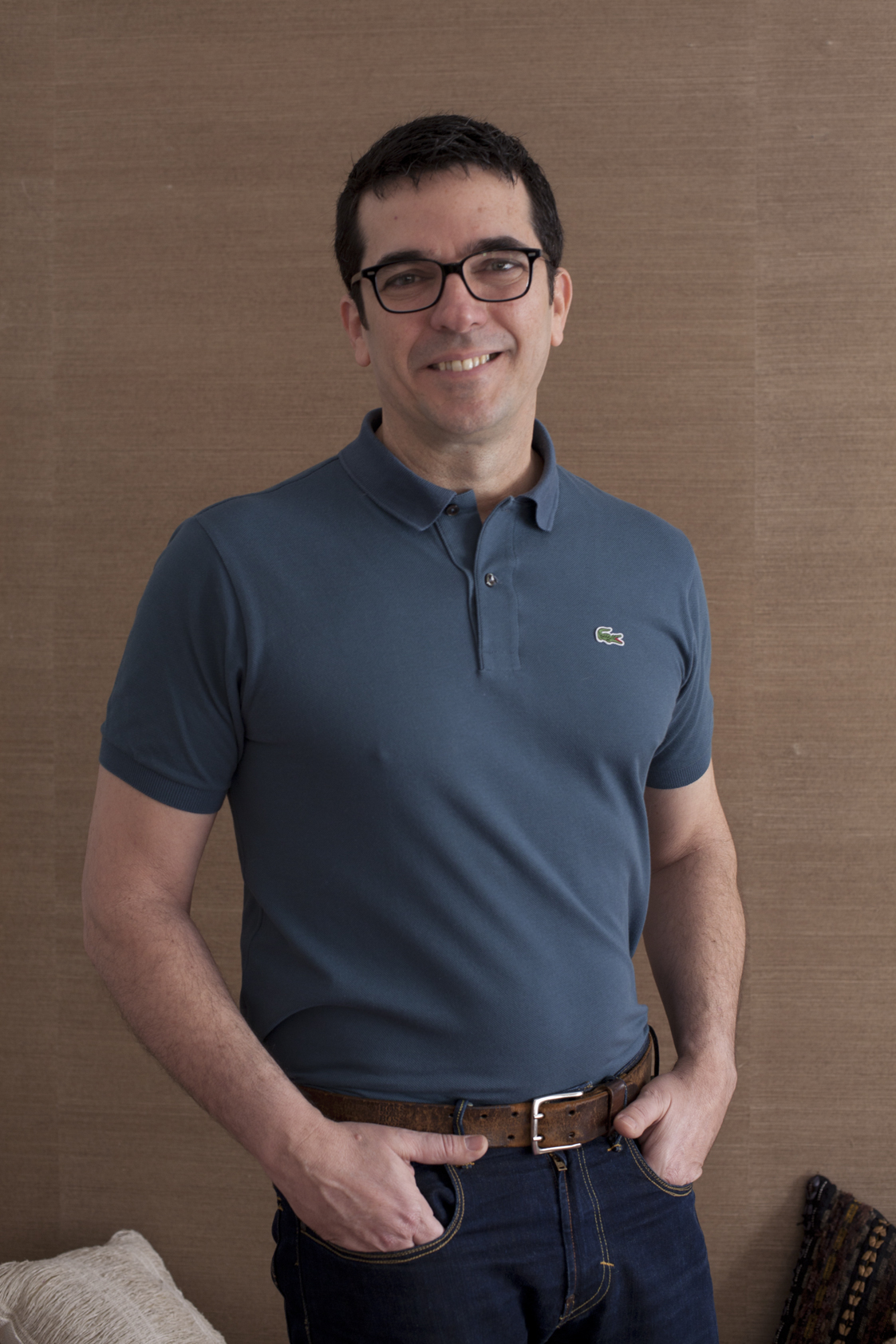 Portrait of Euclides Barros, a Brazilian architect and Lapa resident, wearing glasses and a blue polo shirt.