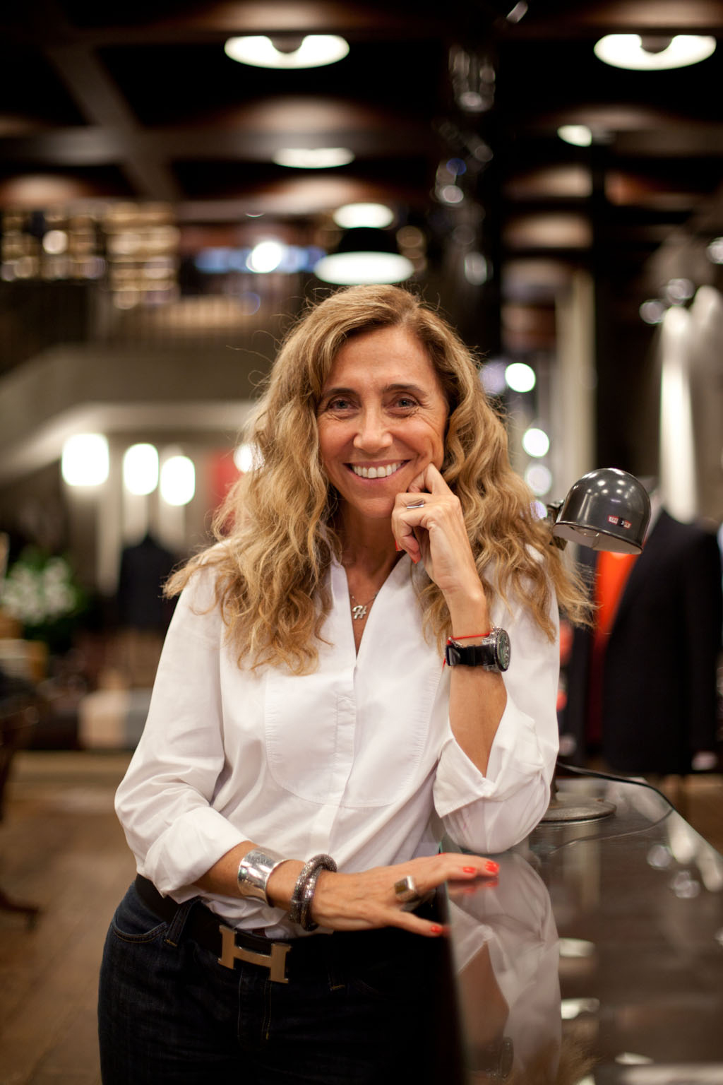 Helena Montanarini, director of Noir, Le Lis, smiling in a modern retail space.