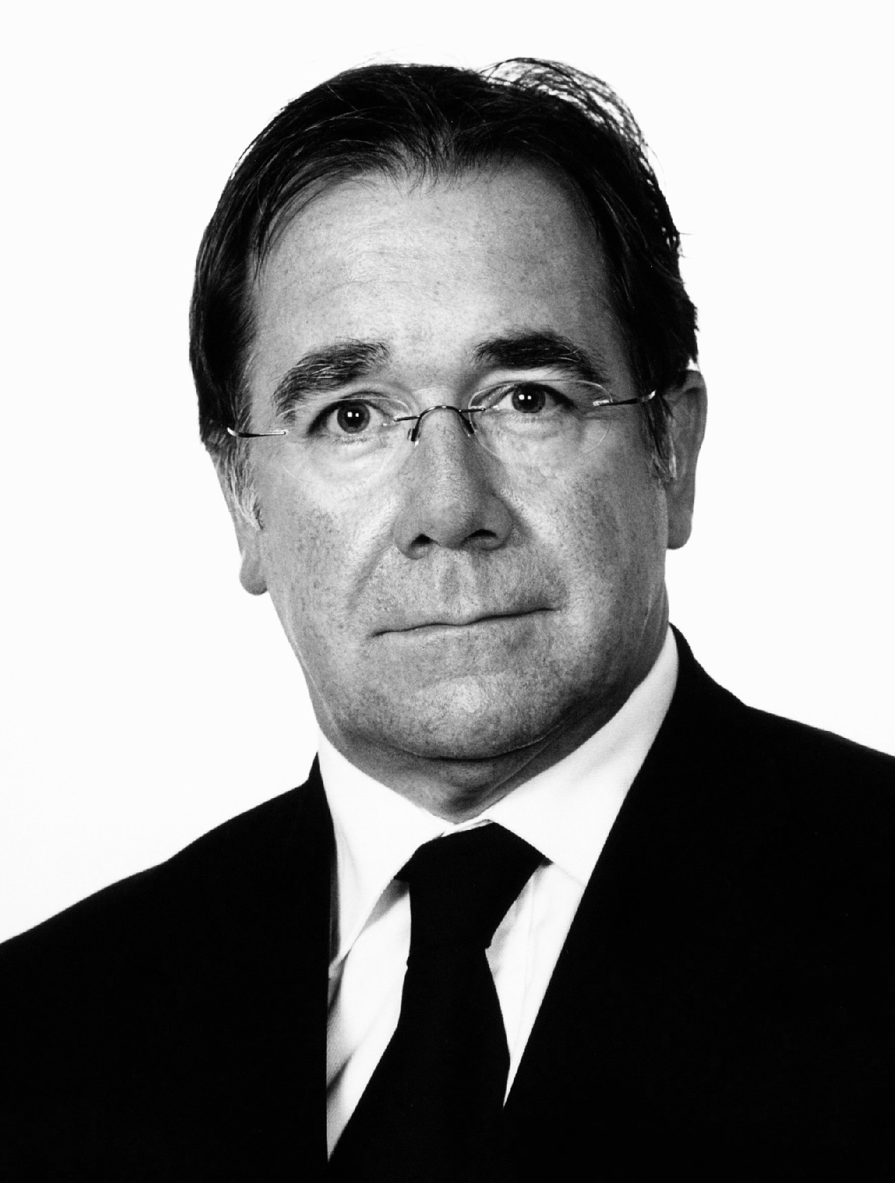Black and white headshot of Murray McCully, New Zealand's Minister of Foreign Affairs and Sport, wearing glasses and a dark suit with tie.