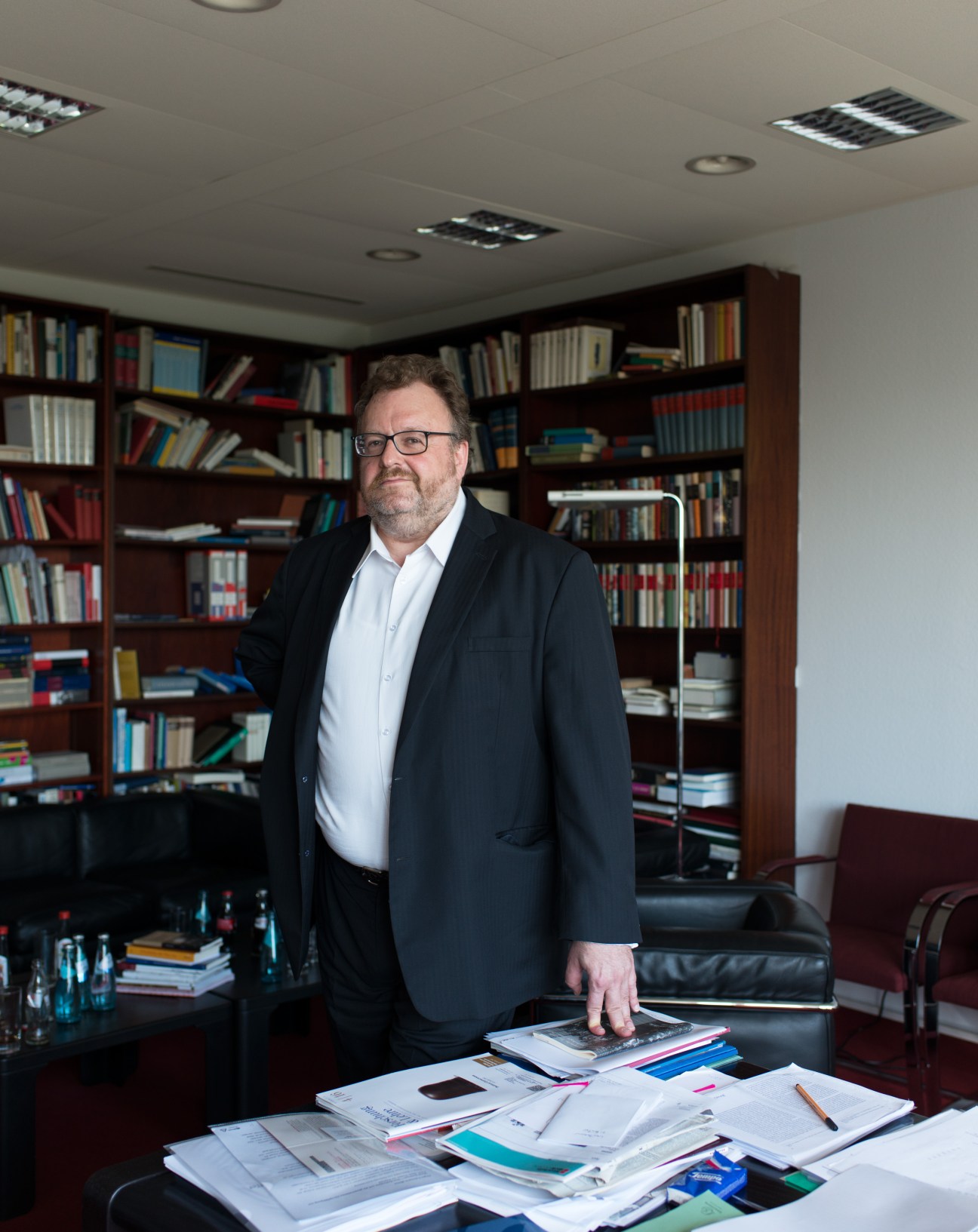 Jürgen Kaube, FAZ publisher, stands in an office with bookshelves behind him.