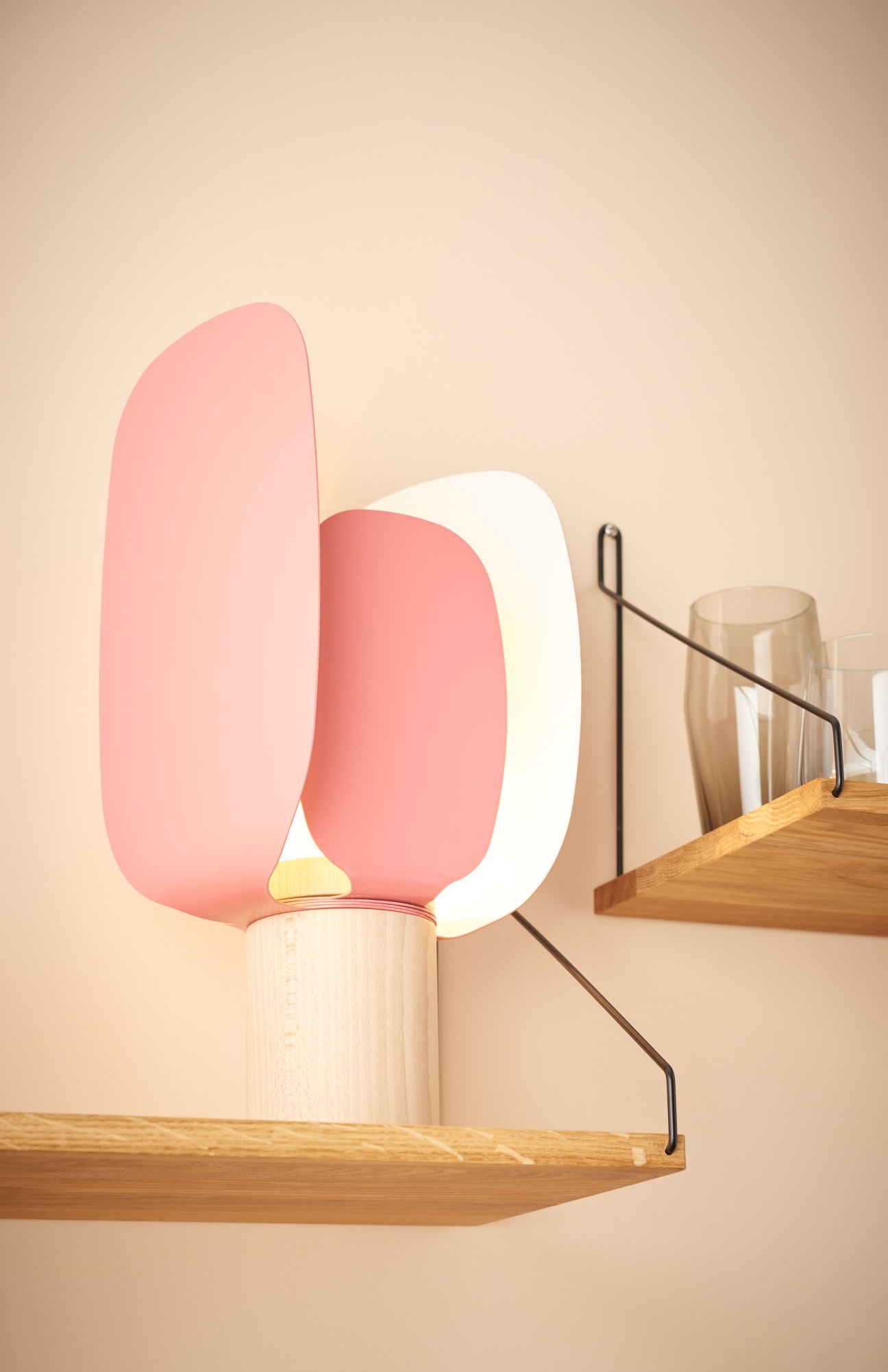 Ophelia lamp by En Salmón Mostaza with pink and white rotating panels on wooden base.