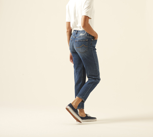 Person wearing Kimmy Jewel jeans by Jacob Cohën in dark blue denim with white top and black sneakers