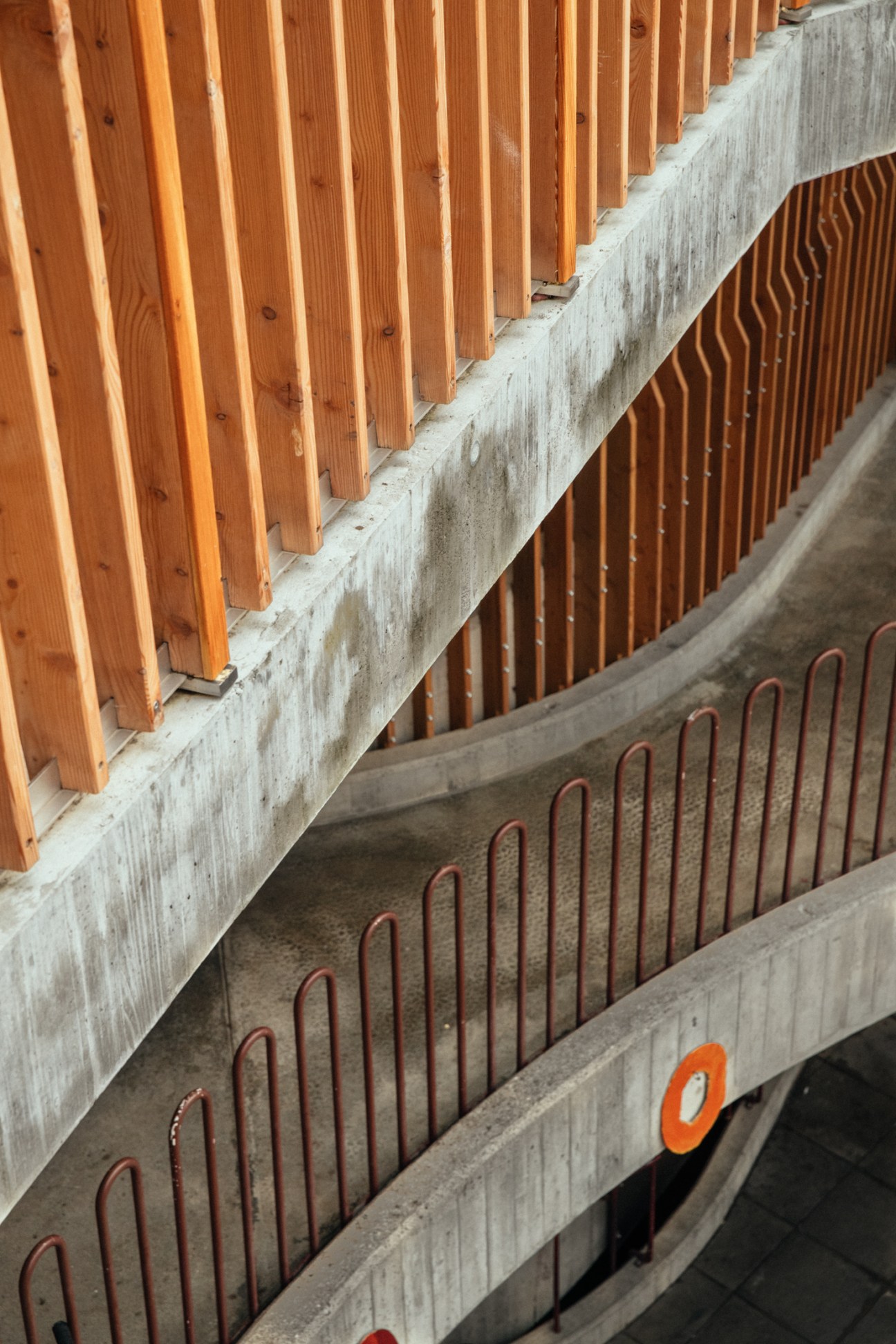 Wooden larch slats and concrete structural elements on the upper floor of Rudolf Steiner School in Geneva.