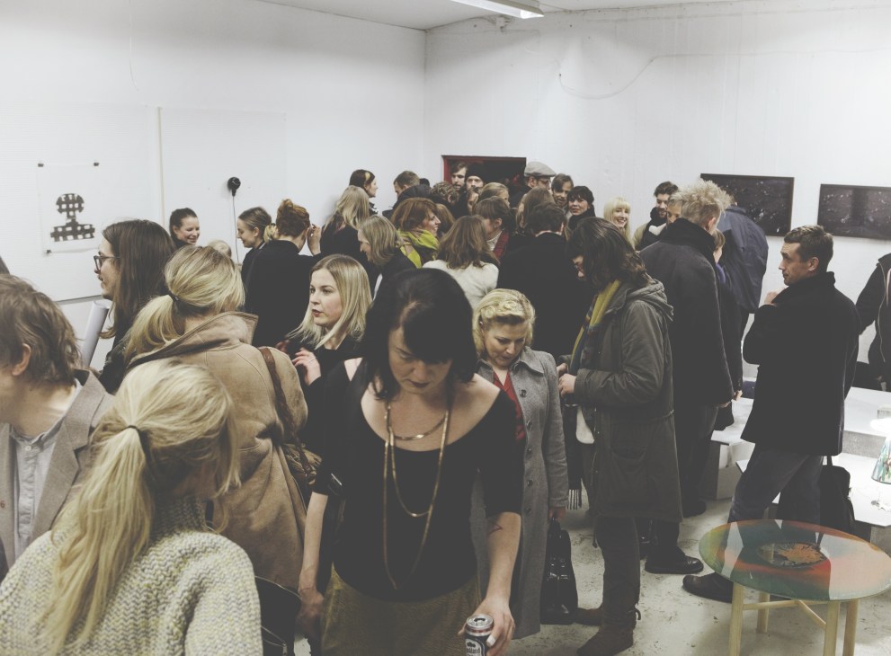 Crowd of people viewing design items at Örnsbergsauktionen auction in Stockholm warehouse