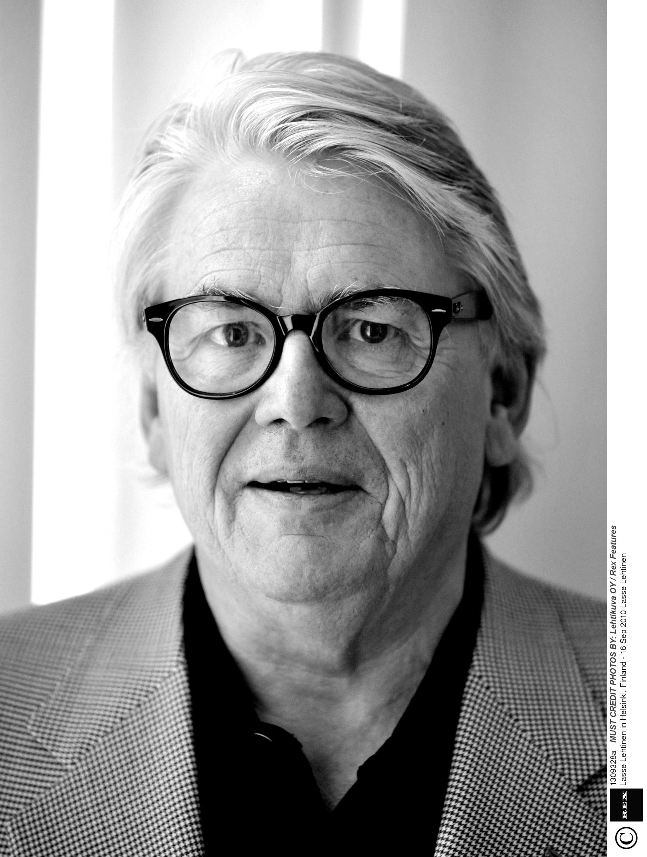 Black and white portrait of Lasse Lehtinen, a Finnish writer wearing glasses.