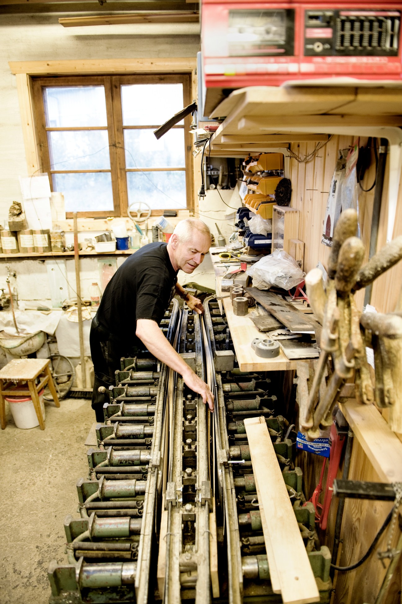 Ulf Rønning operates a 1960s Swedish ski press in his factory workshop.