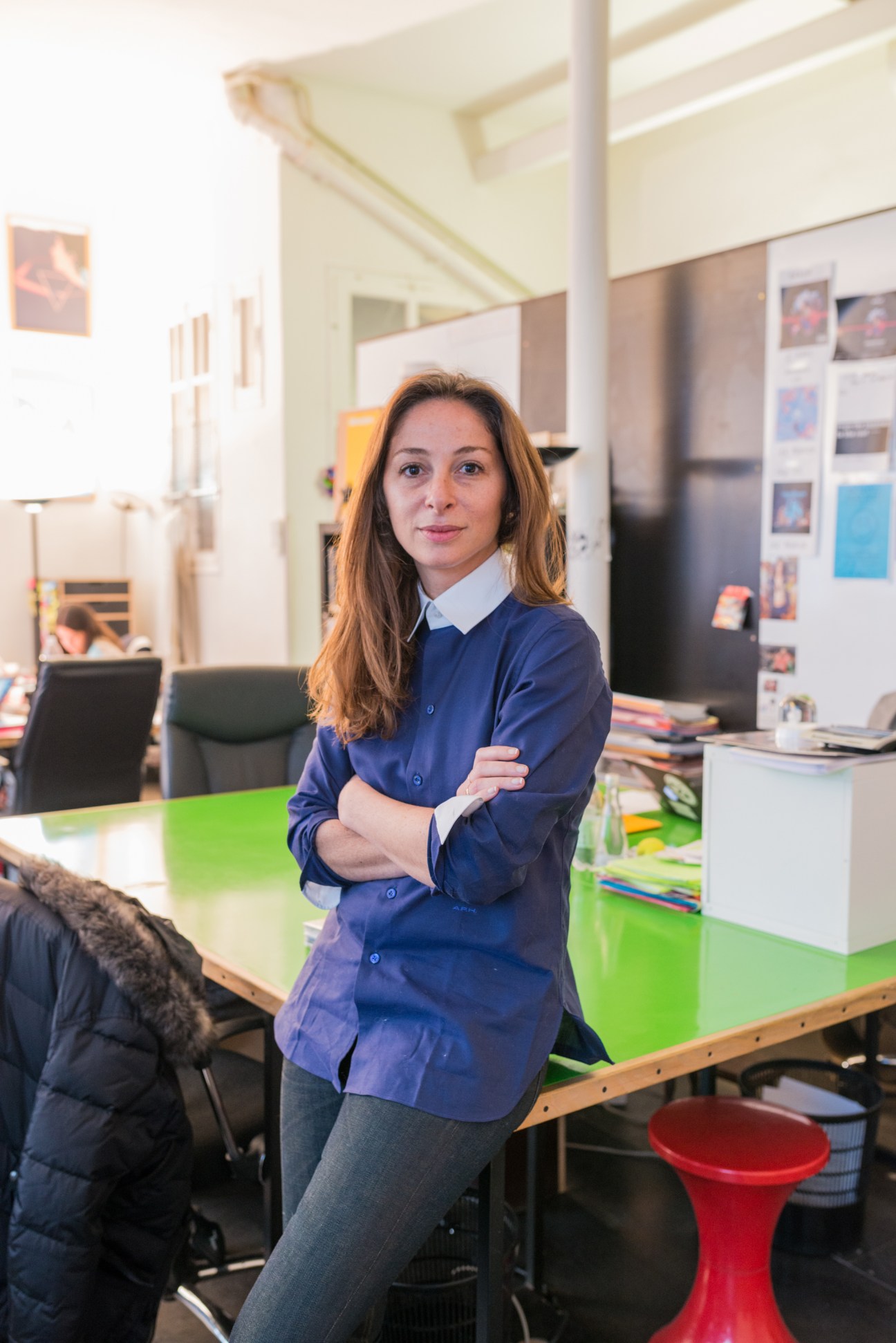 CEO Alexandra Pilz-Hayot standing at a green table in the Savoir Faire office.