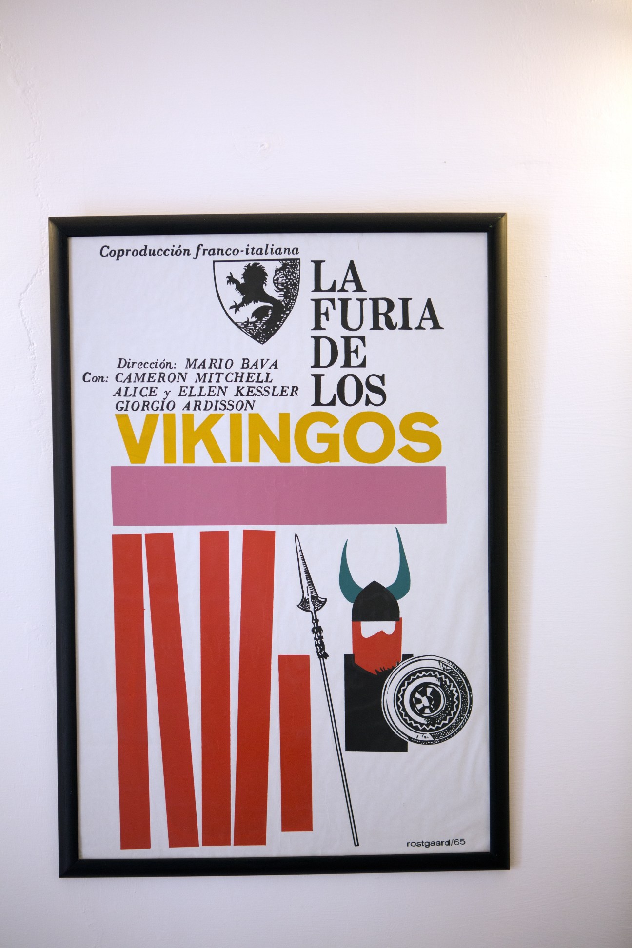 Framed vintage Spanish-language film poster for 'La Furia de los Vikingos' featuring minimalist Viking imagery and bold typography.