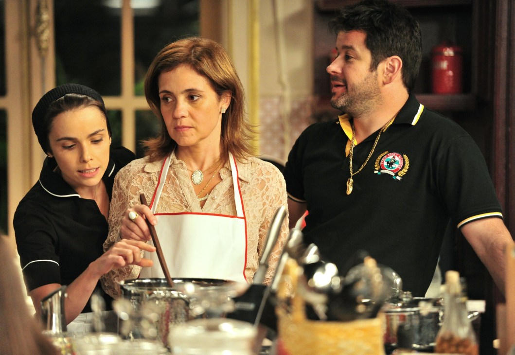 Scene from Brazilian telenovela Avenida Brasil showing three people in a kitchen setting.