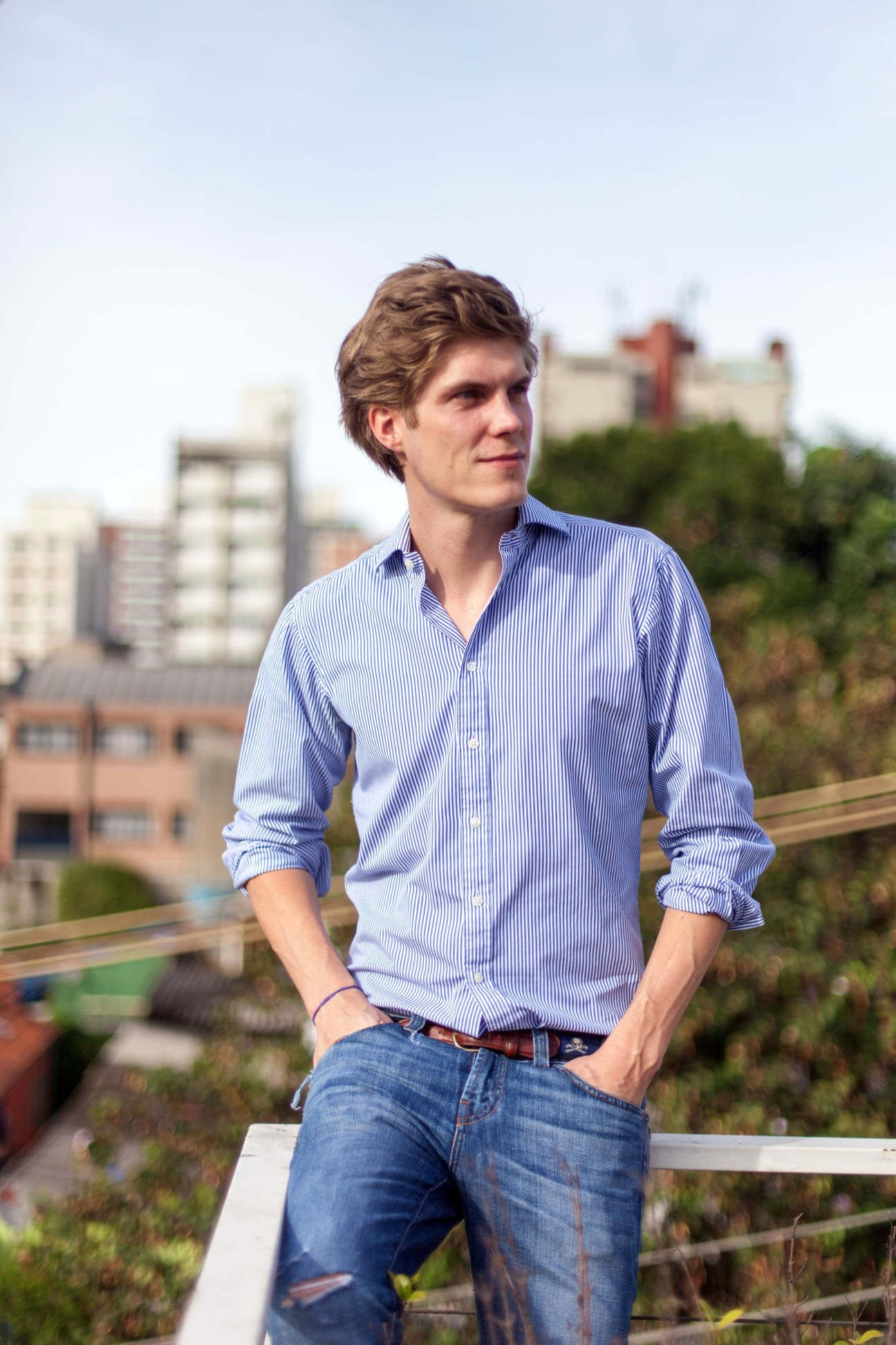 Max Reichel, founder of Oppa Design, standing on a rooftop overlooking Vila Madalena's skyline.