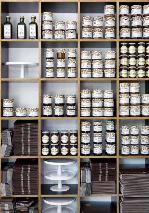 Shelving display of jarred preserves, oils, and packaged goods at Vlaamsch Broodhuys bakery.