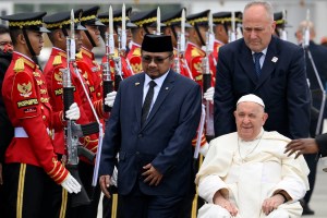 UK halts some exports of arms to Israel and Pope Francis arrives in Jakarta
